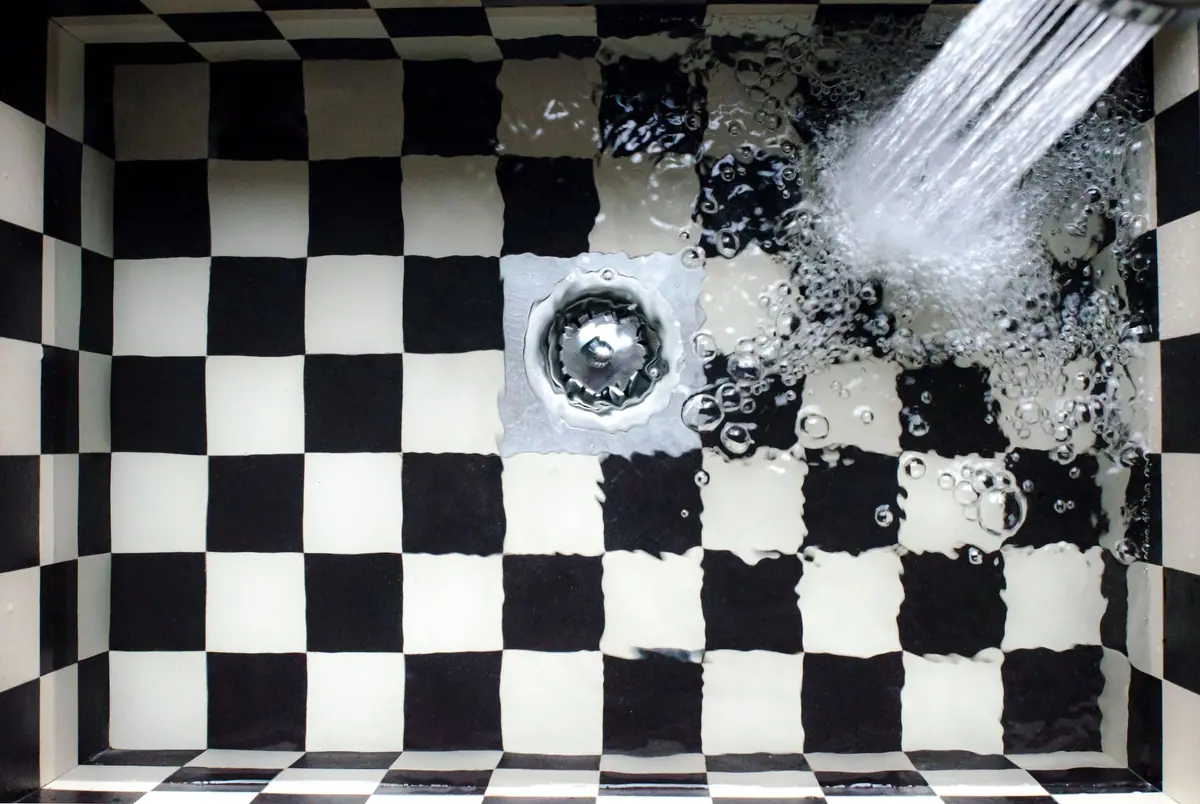Agua cayendo en una pileta con desagüe central