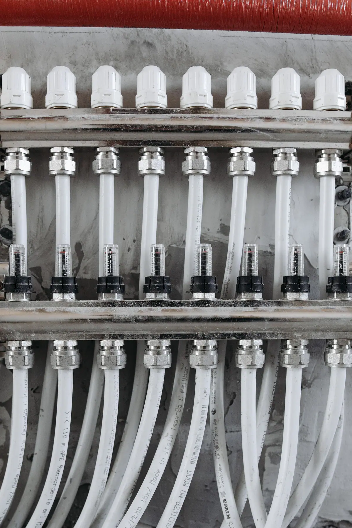Detalle de colector con válvulas y caños de distribución de agua