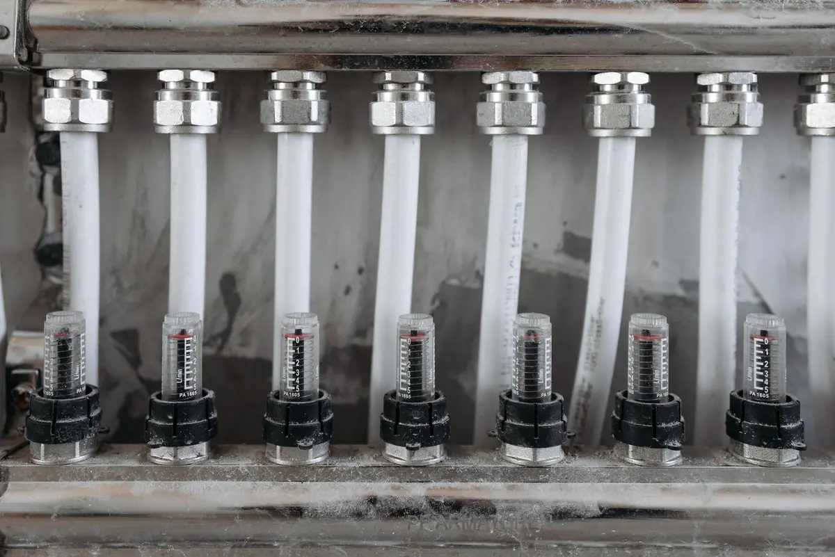Colector de distribución de agua con múltiples conexiones instaladas en paralelo